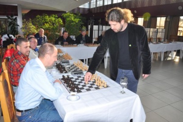 Remus Cernea a jucat şah cu locuitorii Constanţei